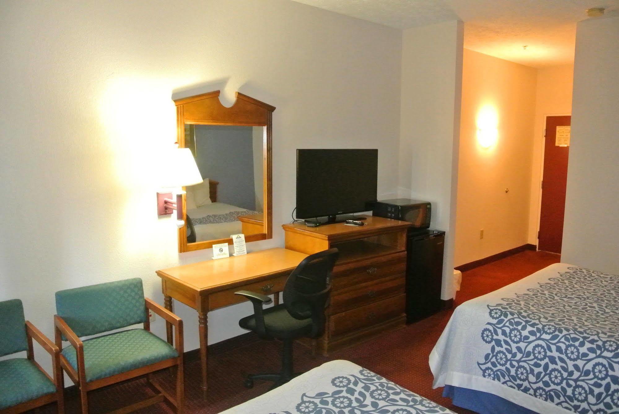 Days Inn By Wyndham מונטגומרי מראה חיצוני תמונה
